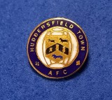 Insigna metalica fotbal - HUDDERSFIELD TOWN AFC (Anglia)