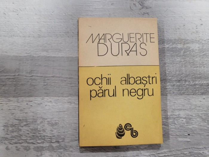 Ochii albastri parul negru de Marguerite Duras