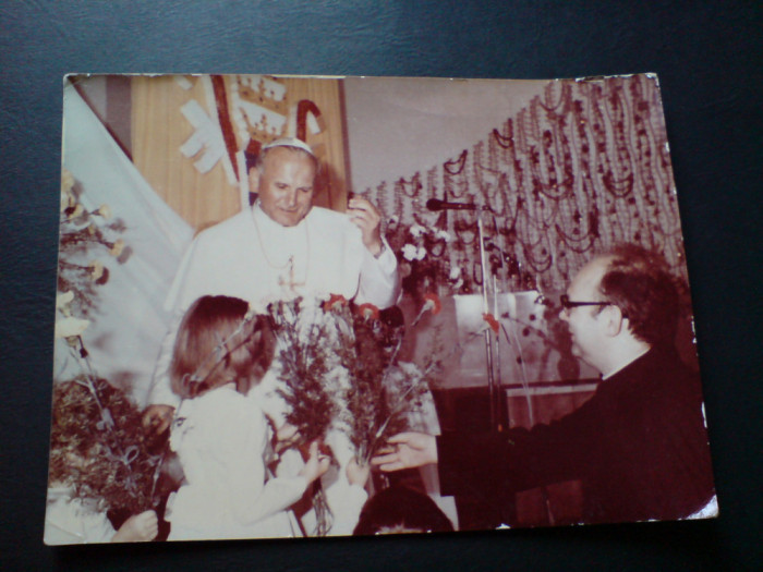 Papa Ioan Paul al II-lea, două fotografii
