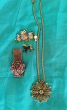 Colecție &icirc;nc&acirc;ntătoare de bijuterii vintage și accesorii &icirc;n stil retro