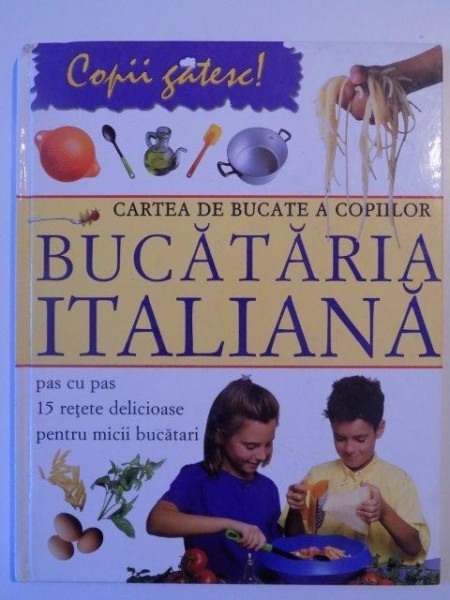 CARTEA DE BUCATE A COPIILOR , BUCATARIA ITALIANA , PAS CU PAS 15 RETETE DELICIOASE PENTRU MICII BUCATARI de ROSALBA GIOFFRE , 2008 * DEFECT PAGINA DE