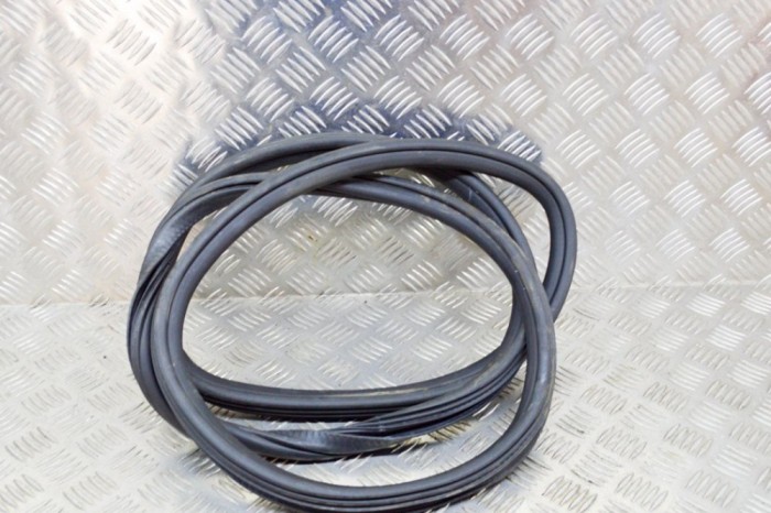 Garnitura ușă st&acirc;nga spate PORSCHE MACAN DKN 2019 OEM: 95B.833.721.B,95B833721B | 12078867