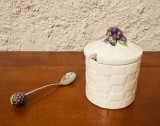 VAS PENTRU GEM/ ZAHARNITA DIN PORTELAN, CU LINGURITA- DECOR CU MURE H11,5CM