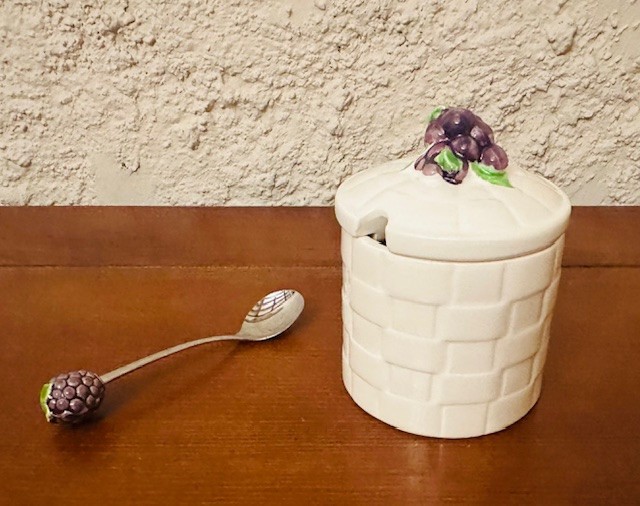 VAS PENTRU GEM/ ZAHARNITA CU LINGURITA- DECOR CU MURE H11,5CM