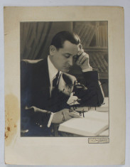 GEORGE CALBOREANU , ACTOR ROMAN ( 1896 - 1986 ) , FOTOGRAFIE CU DEDICATIA ACESTUIA , DATATA 27 MARTIE , 1932 foto