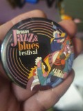 Insigna din tabla Jazz &amp; Blues Festival Brasov, noua, in tipla, diametru 5.5 cm