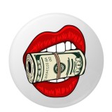 Cumpara ieftin Insigna rotunda model buze rosii stilizate cu ilustratie grafica bancnote, design pop art, 58 mm