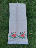 Prosop stergar vechi taranesc de canepa, brodat de mana model cu flori, 50cm latime x 107cm lungime