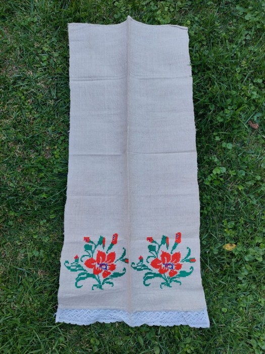 Prosop stergar vechi taranesc de canepa, brodat de mana model cu flori, 50cm latime x 107cm lungime