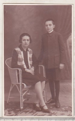 bnk foto Portret de femeie cu scolar - Foto Siegmund ???? Iasi foto