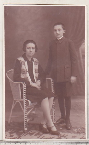 bnk foto Portret de femeie cu scolar - Foto Siegmund ???? Iasi