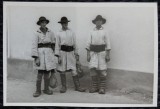 Fotografie, Trei barbati in costume traditionale din zona Maramuresului, perioada interbelica