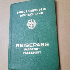 C421-I-Pasaport vechi colectie Germania Federala 1985. Stare foarte buna.