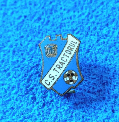 Insigna fotbal - CS &amp;quot;TRACTORUL&amp;quot; BRASOV (varianta 1) foto