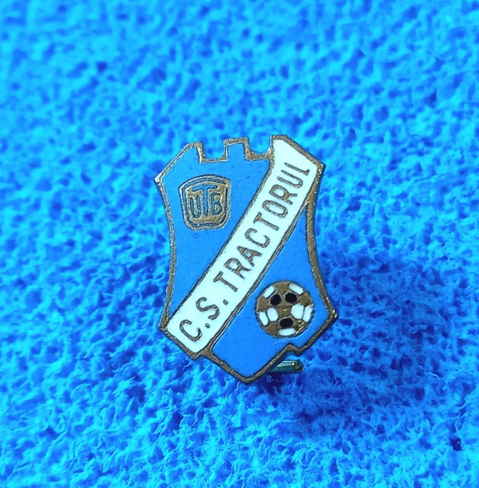 Insigna fotbal - CS &quot;TRACTORUL&quot; BRASOV (varianta 1)