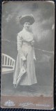 Fotografie tip CDV, femeie cu palarie si umbrela, inceput de secol XX