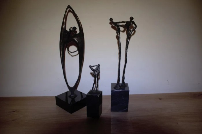 Statuiete (3) realizate de olandeza Corry Ammerlaan