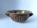 Strecuratoare / strecura ceramica cu 2 toarte, rustica, 21cm diametru x 9cm inaltime