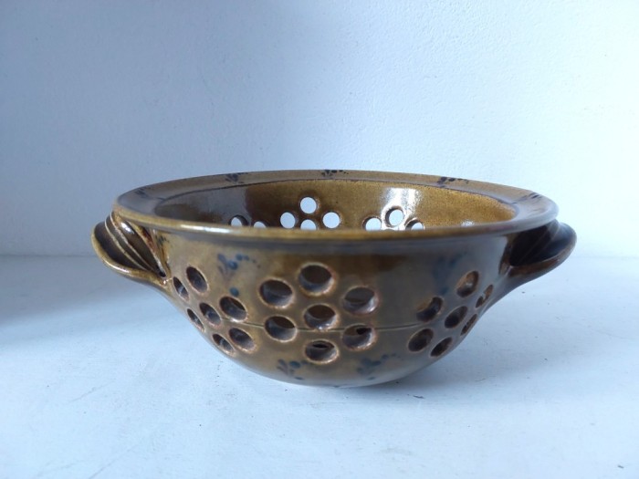 Strecuratoare / strecura ceramica cu 2 toarte, rustica, 21cm diametru x 9cm inaltime