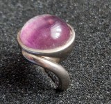 inel din argint sterling .925 cu piatra sintetica violet transparenta marimea 50 greutatea 7,29 grame cu una din benzi rasucite