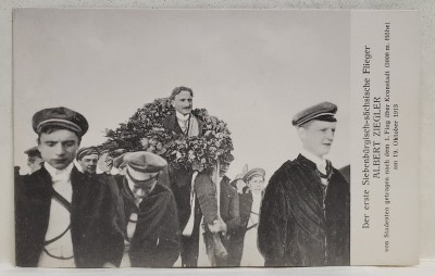 ALBERT ZIEGLER , PRIMUL AVIATOR SAS TRANSILVAN , PURTAT CU CUNUNA DE LAURI DE STUDENTI, DUPA PRIMUL ZBOR PESTE BRASOV , CARTE POSTALA . 1918 foto