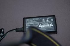 INCARCATOR CAMERA VIDEO SONY AC-L25B 8.4V 1.7A foto