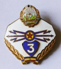 INSIGNA SPECIALIST CLASA 3 TRANSMISIUNI RSR ARMATA MINISTERUL APARARII TANSMISIONIST TRANSMISIONISTI FARA FISURI SAU SPARTURI ( CITITI DESCRIEREA )