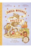 Familia Motanila merge la muzeu - Lucy Brownridge