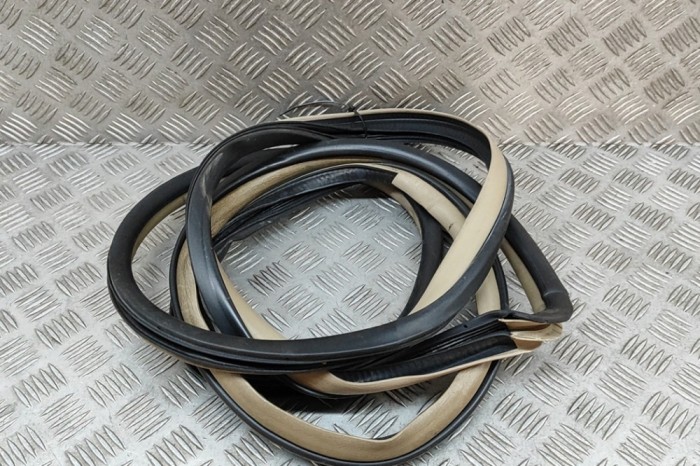 Garnitura ușă dreapta față TOYOTA LAND CRUISER 120 _J12_ 2005 OEM: 62311-60100-A0 | 28526510