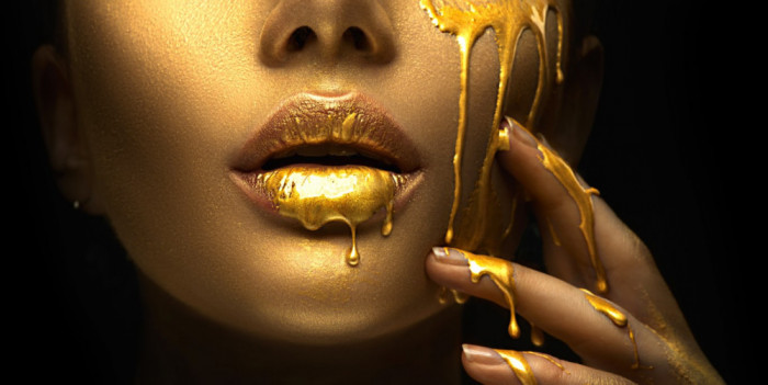 Fototapet de perete autoadeziv si lavabil Portret femeie, make-up auriu, 400 x 250 cm