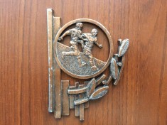 ornament fotbal vechi fan sport model cu jucatori joc de fotbal din metal dimensiuni lungime 12 cm / 9 cm