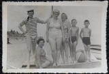 Fotografie, Mame cu copii, la plaja pe Litoralul romanesc, 1959