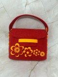 Geanta din fetru rosie cu flori decorative