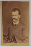 TANAR CU MUSTATA , IN COSTUM , AUTOR ANONIM , FOTOGRAFIE C.D.V. , SFARSIT DE SECOL XIX