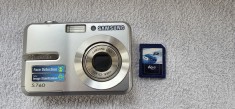 Aparat foto digital SAMSUNG S760 + CARD ,FUNCTIONEAZA CU 2 BATERII SAU ACUMULATORI .