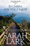 &Icirc;n umbra arborelui Kauri. Trilogia Kauri (Vol. 2) - Ediție de buzunar - Paperback brosat - Sarah Lark - RAO