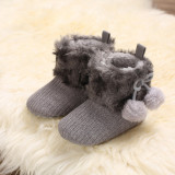 Cizmulite gri crosetate cu blanita si ciucurei (Marime Disponibila: 9-12 luni