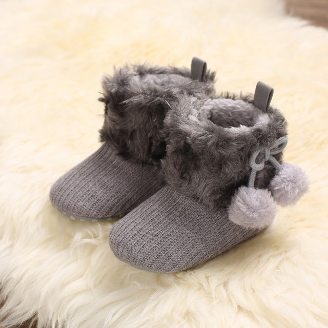 Cizmulite gri crosetate cu blanita si ciucurei (Marime Disponibila: 9-12 luni