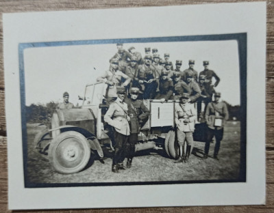 Militari romani cu camion, perioada interbelica// fotografie foto