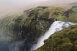 Tablou Canvas, "Cascada izbucnind din st&acirc;nci verzi", Apă, Cascadă, Ceață, Iarbă, Natură, Panta, Prăpastie, Scurgere, Umed, Verde, 39 x 26 cm, CMCLASS