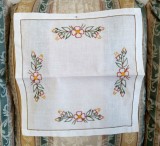 Mileu/ Centru de masa din bumbac cu broderie manuala florala