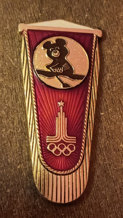 QW9 N7 4 - Insigna - tematica sport - JO Moscova 1980 - Misha - canotaj