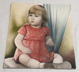 Fotografie veche pe carton gen tablou 35 x 32 cm, fetita in rochita rosie