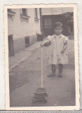 Bnk foto Fetita cu jucarie carucior - 1940, Alb-Negru, Romania 1900 - 1950, Portrete