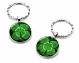 Cumpara ieftin Set 2 brelocuri metalice cu trifoi cu 4 foi, pandantiv rotund cu efect sticla, simbol al norocului, pentru chei, geanta sau rucsac, argintiu