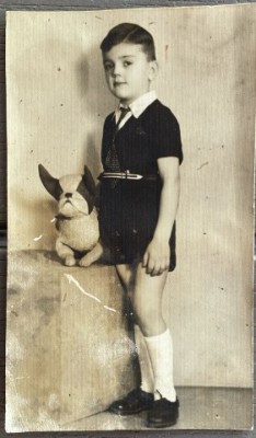 1943 Foto veche de epoca copil / baietel cu jucarie/ Bucuresti /Bd. Elisabeta / istoria copilariei si jucariilor, stil de viata, burghezie 12x7 cm foto