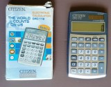 Calculator de buzunar CITIZEN cu alimentare duala (solar + baterie)