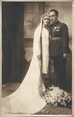 P2312N Căpitan rom&amp;acirc;n cu Ordinul Coroana Rom&amp;acirc;niei, Crucea comemorativă a războiului 1916-1918 cu trei barete 1927 studio Munteanu, C&amp;acirc;mpulung Muscel foto