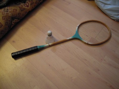 Racheta de badminton din lemn (Made in China) si un fluturas foto