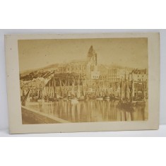 FOTOGRAF E. HACLON , EU et TREPORT , FRANTA , VASE CU PANZE IN PORT SI CATEDRALA , FOTOGRAFIE TIP C.D.V. , SFARSITUL SEC. XIX